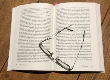 Buch und Brille (Foto: Christine Hertig)